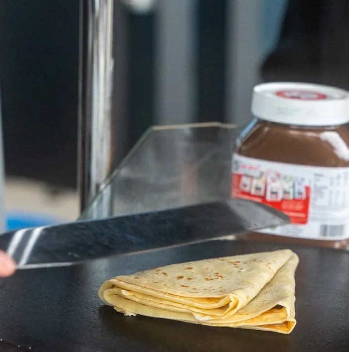 Frisch zubereitete Crêpes mit Nutella