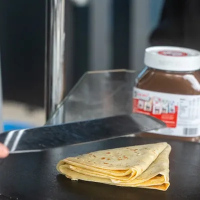 Frisch zubereitete Crêpes mit Schokoladencreme