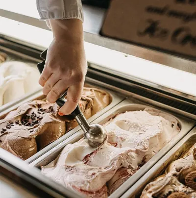 Hochwertiges Eis wird portioniert