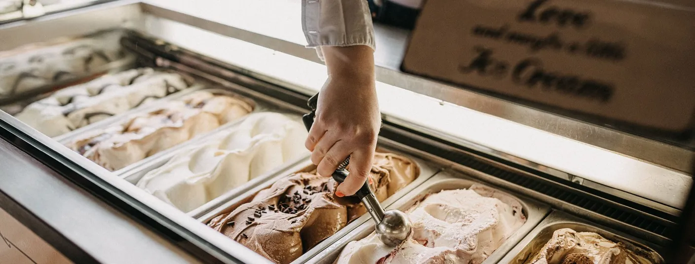 Frisches italienisches Eis wird portioniert