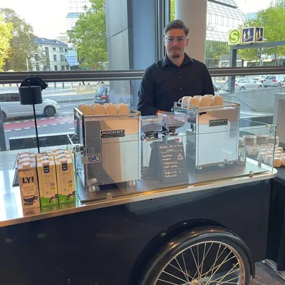 Maxi Carrettino als Kaffeebar mit zwei Siebträgermaschinen