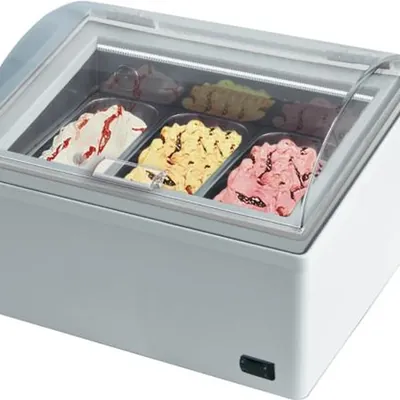 Tischeisvitrine mit mehreren Eissorten